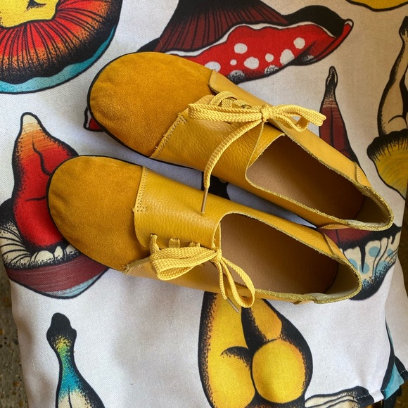 Yellow Suede and Leather Lace Up Shoes - Picture 2 of 7